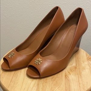 Tory Burch tan peep toe pumps